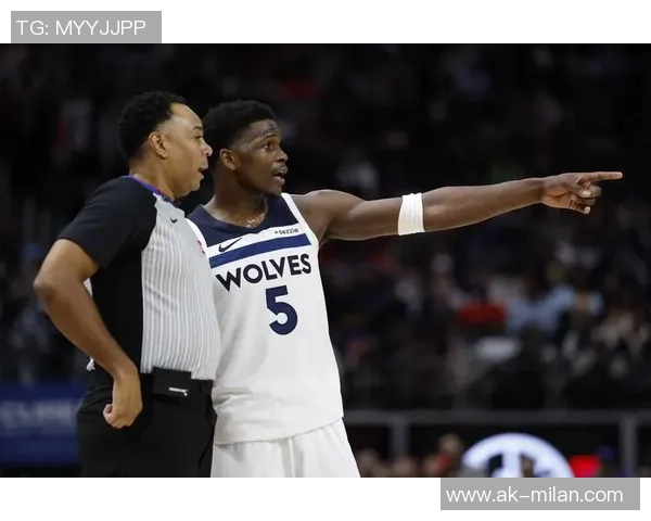 爱德华兹表现稳定半场5投3中斩获11分正负值高达12助球队争胜